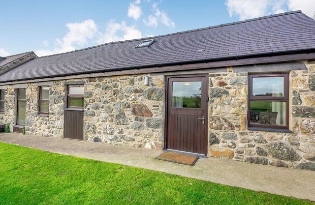 BWYTHYN-Y-SAER, family friendly, country holiday cottage in Abersoch