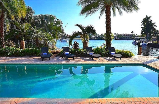 BY THE SEA VACATION VILLAS 5 BED WATERFRONT/POOL LARGE ESTATE NEAR BEACH
