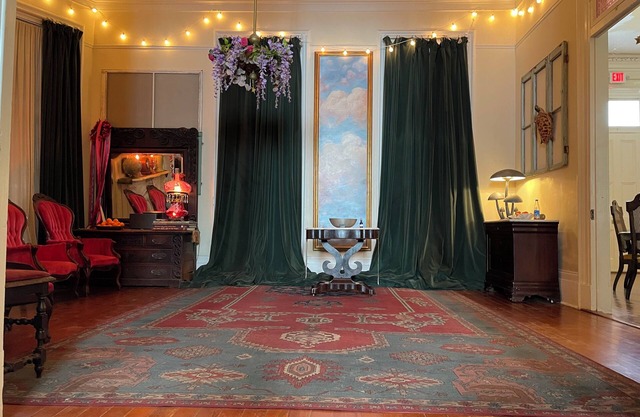 Bywater Wonderland, 2 blocks to the river, close to many good things!