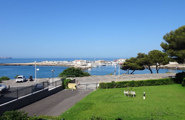 Côte Bleue, studio, sea view, closed parking