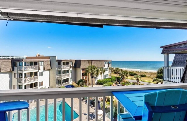 C305 - Charming 2-bedroom condo in fabulous Myrtle Beach, Beach Access,Pool