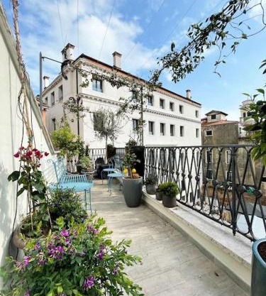Cà Cornelia - a rooftop terrace with dazzling view