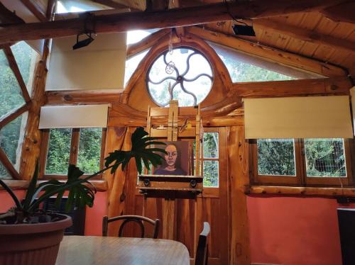 Cabaña de troncos en el bosque