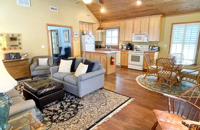 Cabana IV: Perfect getaway for two that offers a shared pool.
