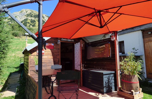 Cabane Face aux Glaciers (May>October) in wooded garden for 2 max, outdoor shower