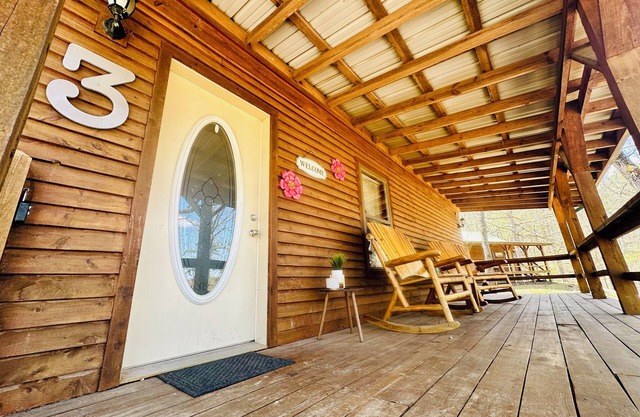 Cabin #3 - Pet/Family Friendly - Giant Spa Tub, Beautiful Ozark Mountain Cabin