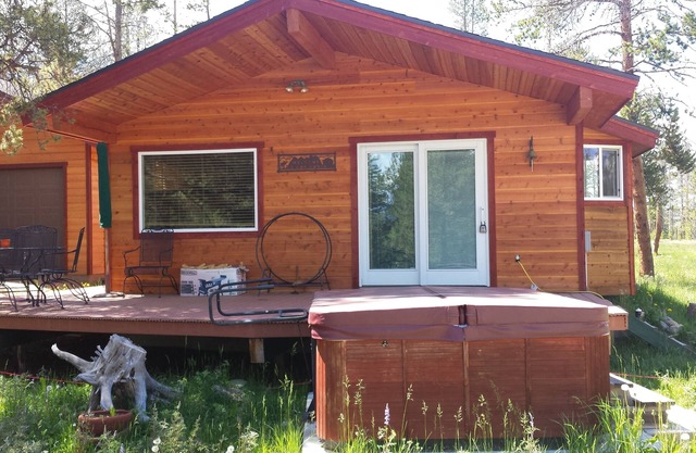 Cabin 3Mi from Fraser/10mins to WP skiing, W/D, Garage, Hot Tub