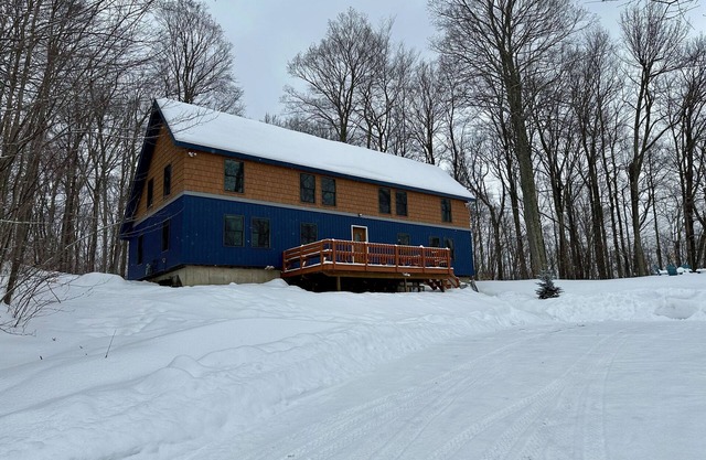 Cabin at Killington: Large Home w/amenities, views and location close to ski resort. Hot Tub.