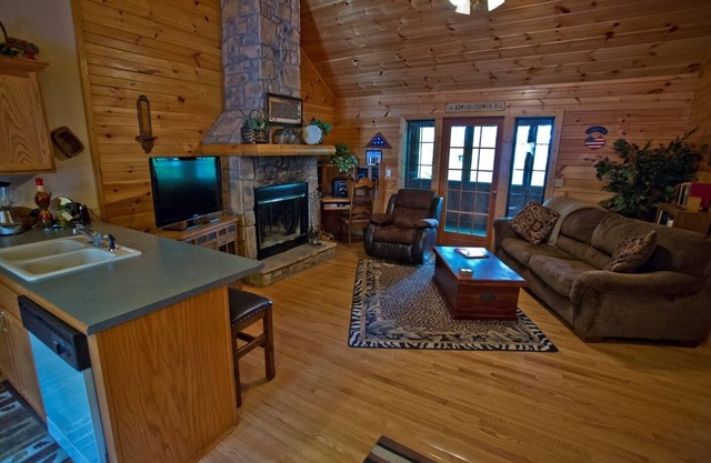 Cabin Dreams- Charming. Romantic. Jetted tub. Screened porch. 10 min to SDC