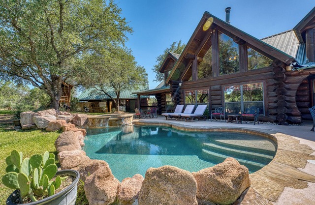 Cabin Fever Lodge: Cozy Retreat for Lake Lovers Awaits!