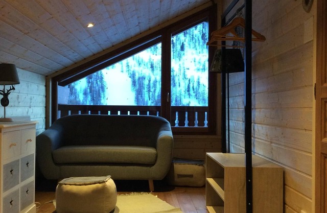 Cabin for 12 people is located in Isola 2000 at 5 minutes from the slopes