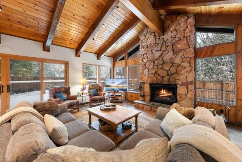 Cabin for 8 HotTub Close to Ski Town Private Beach