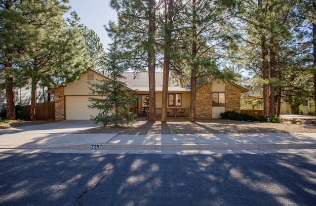 Cabin Getaway complete with Gameroom, hiking access, and huge deck!