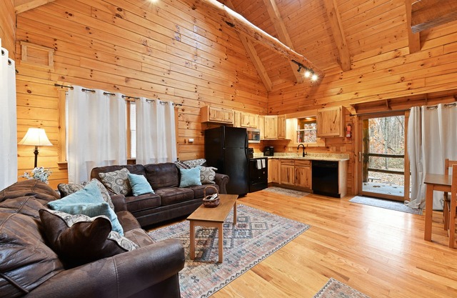 Cabin In Hocking Hills! Pet Friendly, Hot Tub, Secluded.