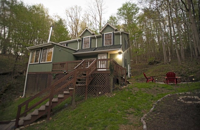 Cabin near River, Firepit, Family-friendly, WiFi, Great Location, Veteran owned!