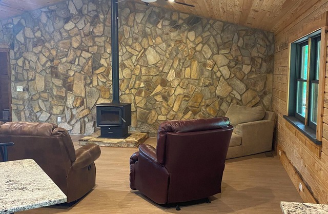 Cabin on Gaston. Fishing, hunting, relaxation in luxury.