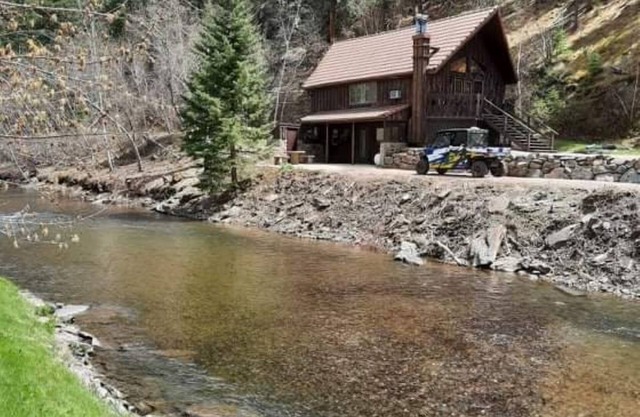 Cabin on the Creek w/Hot tub