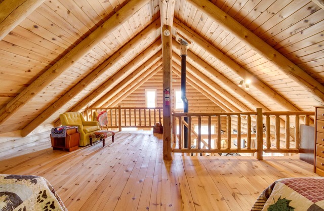 Cabin paradise on Rice Bay with Dock access + Recreation Room