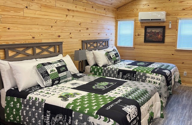 Cabin Unit 2 of 6 with 1 bedroom and WiFi, AC in serene Paige
