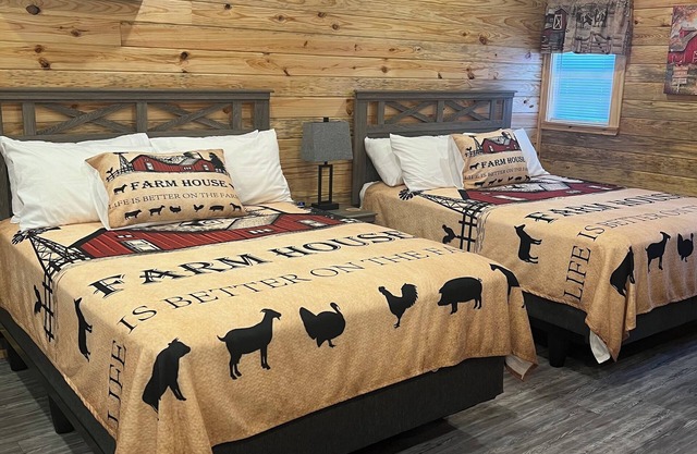 Cabin Unit 4 of 6 with AC and WiFi in serene Paige