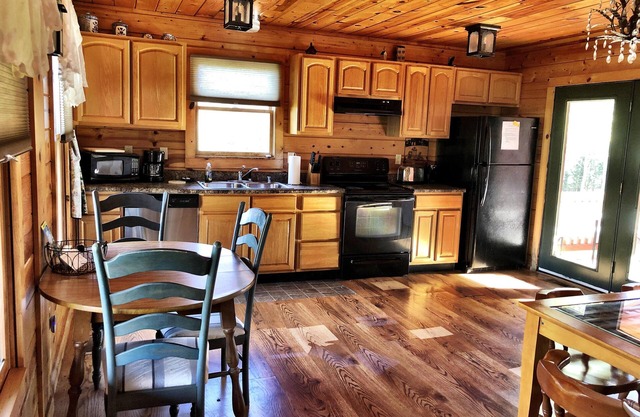 Cabin with a pool, hot tub and wi-fi located close to Natural Bridge State Park