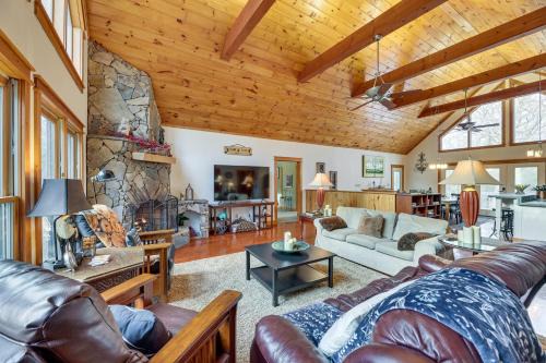 Cabin with Hot Tub and WiFi 4 Mi to Snowshoe Resort