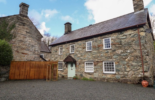 CADER COTTAGE, pet friendly, character holiday cottage in Dolgellau
