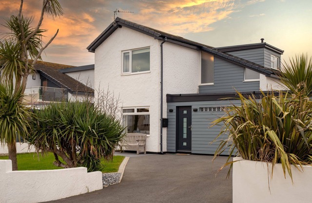 Cae Cloc: 3-Bed Coastal Home in Rhosneigr | Managed by Anglesey Holiday Lettings