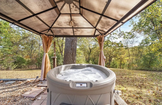Cairn Cottage~Romantic getaway~secluded, cozy cabin with hot tub and wood stove