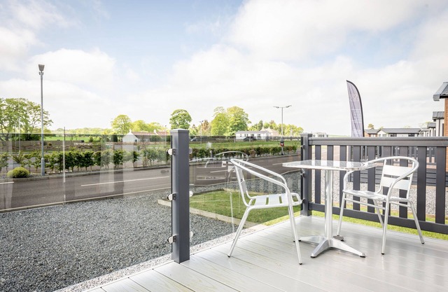 Caledonia Lodge St Andrews is a two-bedroom, double bed with an ensuite bathroom and a twin bedroom