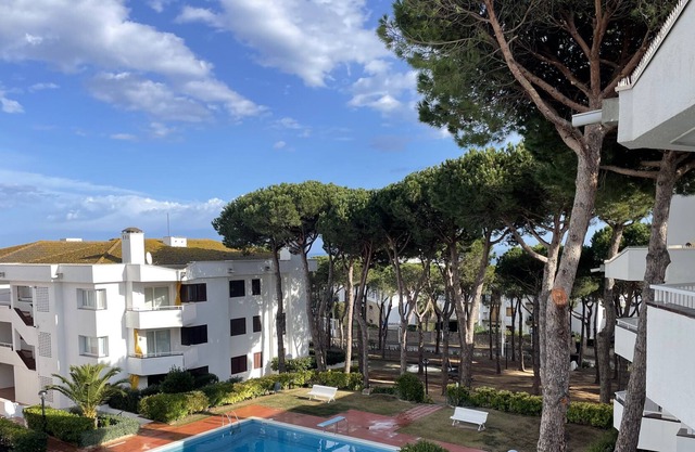Calella - La Pineda. Walking distance to Beach, w/ swimming pool & parking.