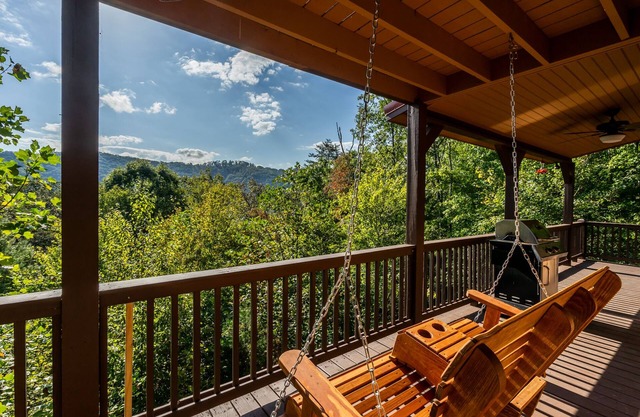 Calico Cabin Spacious mountain retreat 2 miles from downtown Blue Ridge, GA