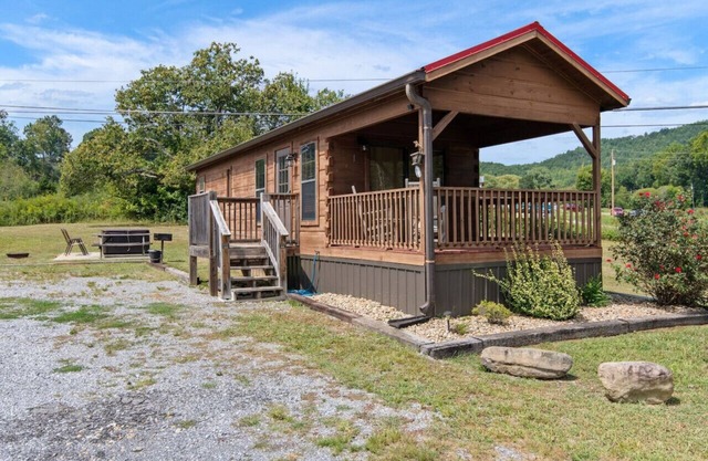 Calvery Tiny Home~Pigeon Forge
