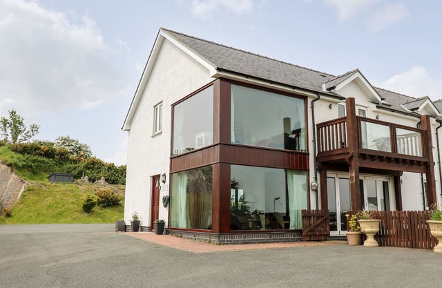 CAMBRIAN VIEW, pet friendly, character holiday cottage in Aberystwyth