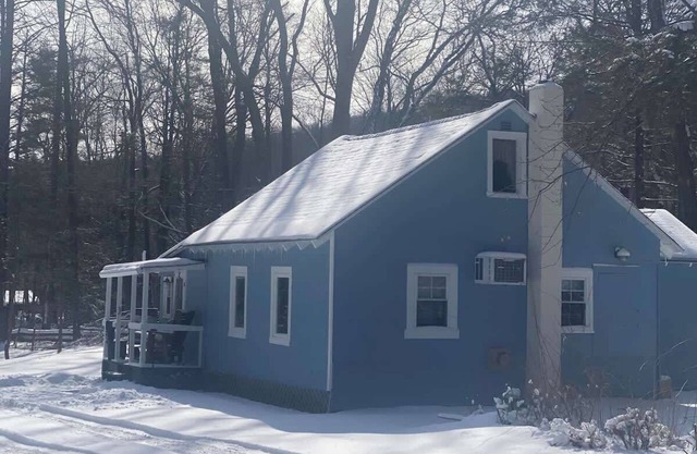 Camelback cottage - On One Acre and Pet Friendly