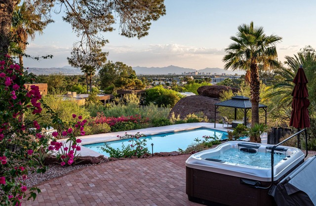 Camelback Mountain Mid-Century Modern Villa, Private, City Views, Pool, Hot Tub