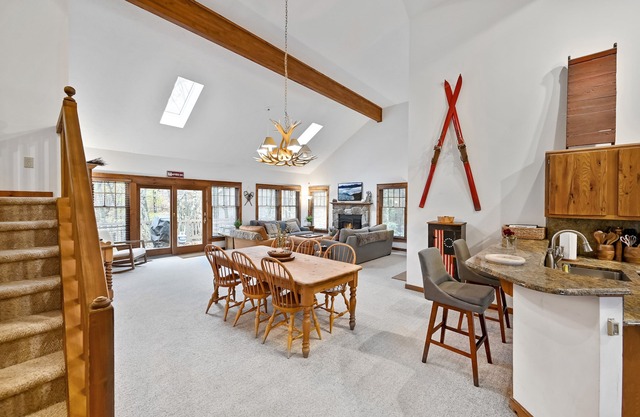 Camelback Poconos Luxury - 4 Bedroom house, game room, on the mountain