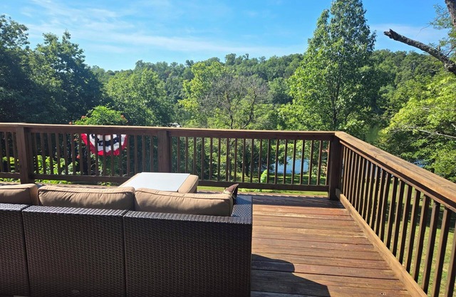 Camp Bob Table Rock Lake House -3 waterfront lots, easy walk down, close to town