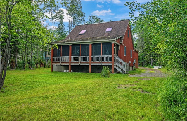 Camp Firefly - Adorable Cottage on Mooselookmeguntic Lake with sandy walk in