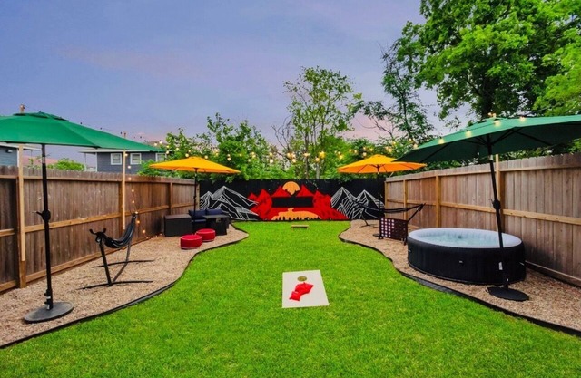 CAMP OUT 🏕️ Big Backyard W/HotTub & Games 5mins to Downtown