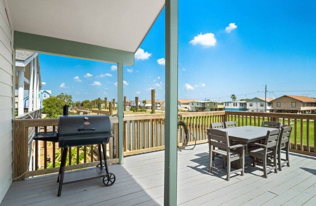 Canal Front Home With Two Docks and Huge Gameroom