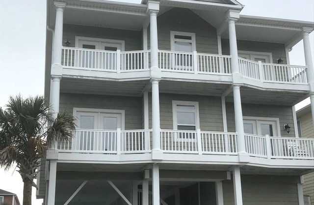 Canal Front w/Putting Green w/private dock & private heated pool; Sleeps 18+