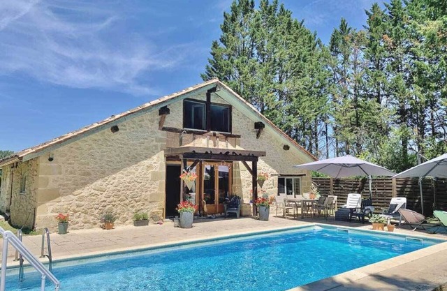 Canard: Beautifully renovated tobacco barn & pigeonnier sleeps 14. Pool.