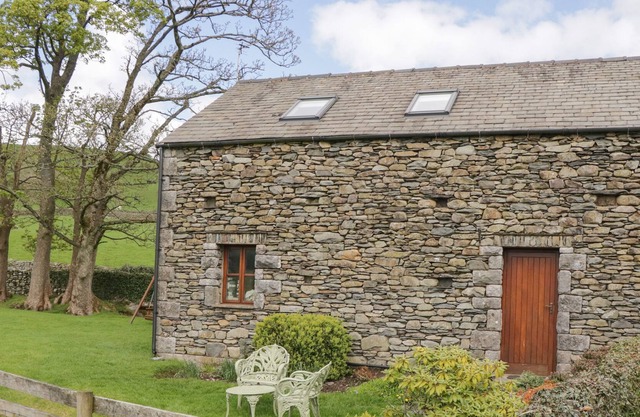 CANDLEWYCK, pet friendly, character holiday cottage in Ulverston