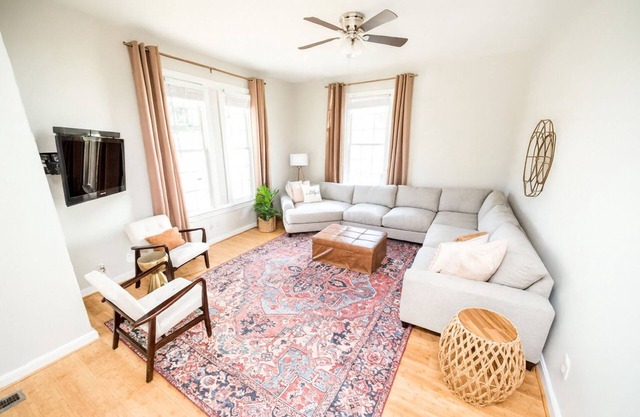 Candy Apple: Family Friendly Downtown LYH Getaway