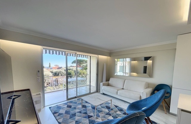Cannes 3-room apartment with sea view