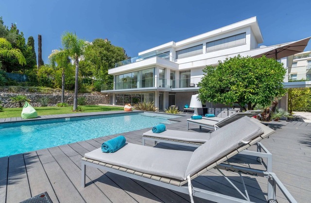 Cannes: Gorgeous private, modern villa with swimming pool