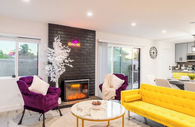 Canoga Park Modern 4-BR Home w/Spa, Claw Machine, Arcades, Games, Firepit