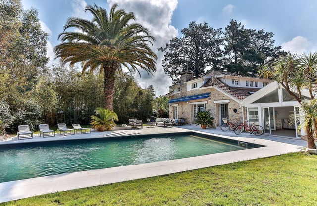 Capbreton "LES EMBRUNS" Magnificent villa with heated swimming pool for 10 people.