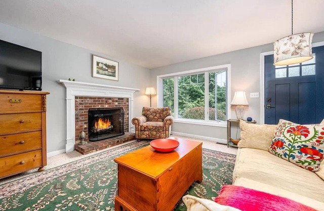 Cape Classic, Near Bay Beaches & Shopping Center